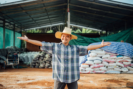 亚洲男农学家对有机肥堆厂感到高兴图片