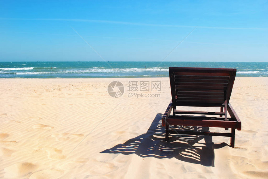 美丽的海滩在海边的沙滩上的椅子暑假和旅游度假概念鼓舞人图片