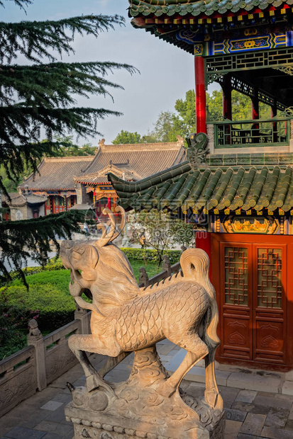 香西省咸安华山脚下佛教寺庙院神话动物龙和马雕塑的神灵般图片