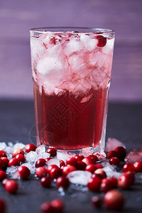 含伏特加蔓越莓汁和冰的酒精鸡尾酒CapeCodder在一杯卡萨布兰卡用新鲜蔓越图片