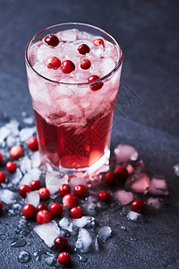含伏特加蔓越莓汁和冰的酒精鸡尾酒CapeCodder在一杯卡萨布兰卡用新鲜蔓越图片