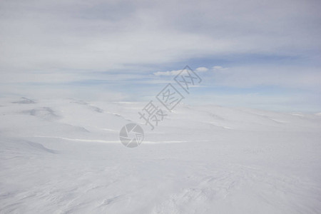 雪覆盖了山脉美图片