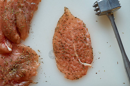 用香料和嫩肉剂剁碎鸡胸肉图片