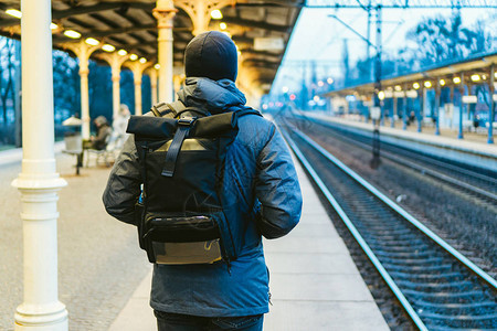 欧洲的火车站有魅力的男人在火车站等车想着旅行图片
