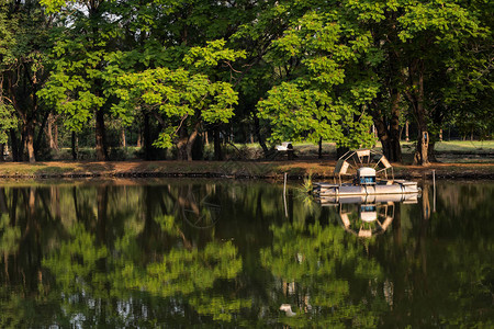 泰国曼谷RotFai公园清洁池塘上的桨式水轮曝气器高清图片