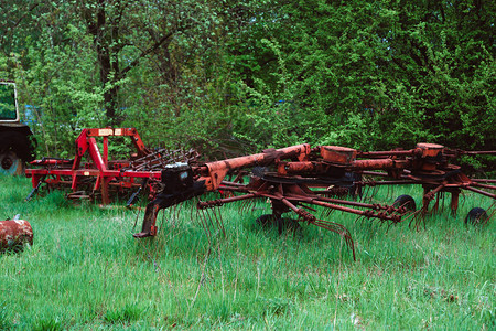 旧拖拉机和其他农用材料图片