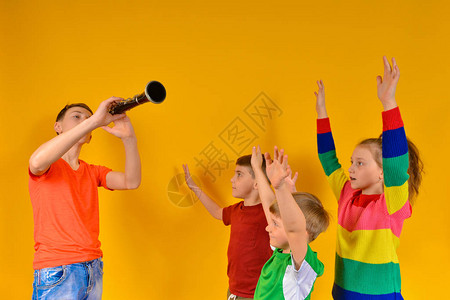 单簧管伴奏的儿童合唱团图片