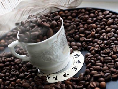 闹钟站在咖啡豆上咖啡时间图片