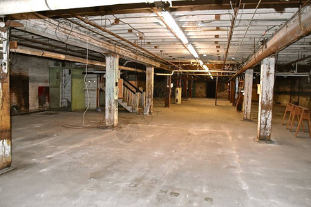 一座废弃仓库的地下室有吊线和白洗图片