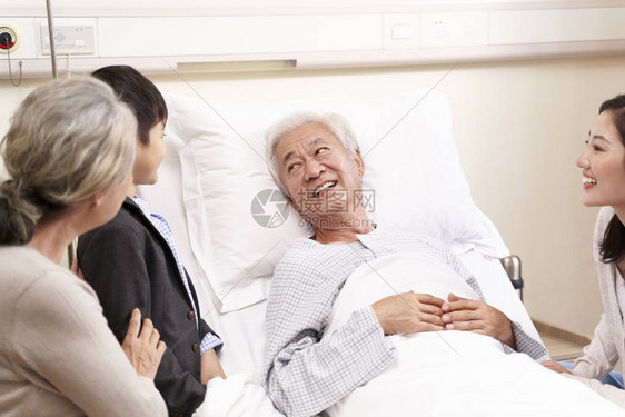 在医院看望祖父的图片