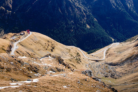 著名的Transfagarasan公路的空中景象图片