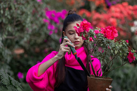 年轻女孩喜欢在植物园里照看z图片