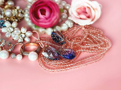 金白色珍珠戒指耳环手链粉红色蓝宝石图片