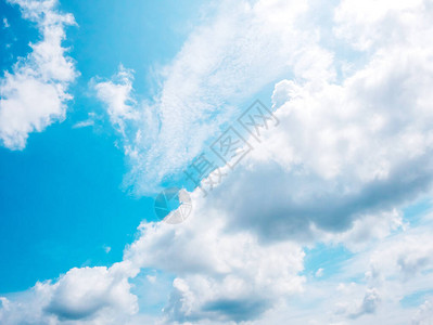 夏日蓝天背景与小云图片