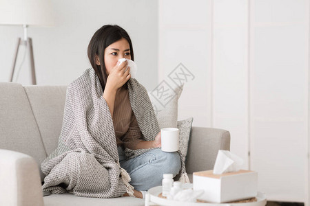 得了感冒和感冒有鼻子的生病女孩喝热茶图片