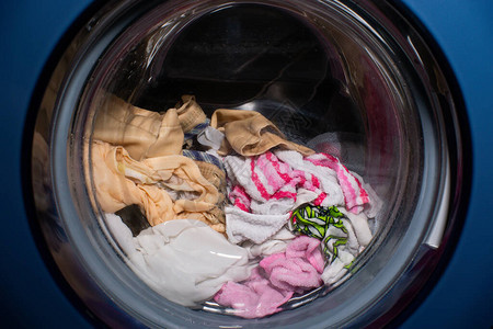 洗衣机在浴室里的衣服在洗衣机里图片