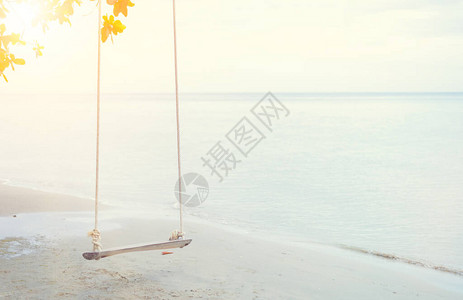 夏天在海滩旅行海沙太阳假期和假期的概念图片