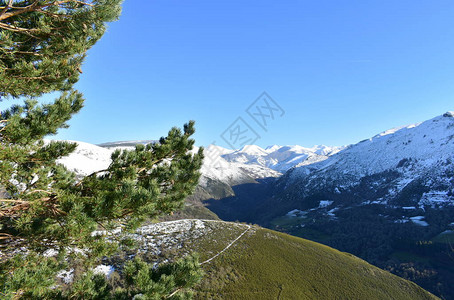 冬季风景包括雪山绿谷松树和蓝天空图片素材