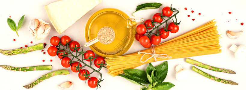 平躺着传统的意大利面食和烹饪原料传统的意大利美食图片
