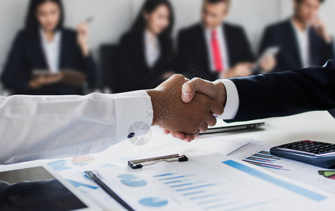商务人士握手成功谈判和合作沟通协议图片
