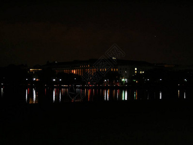 延安纪念馆华盛顿市夜间灯光的中度关闭波托马克河水背景