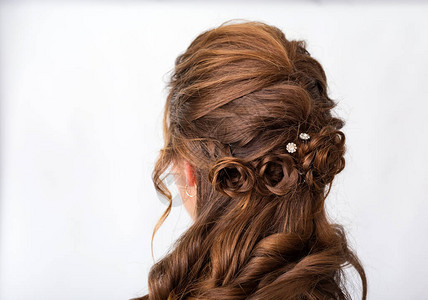 波浪卷发型在白色背景上的长头发的红棕色头发女人的发型专业美发服务头发造型背景图片