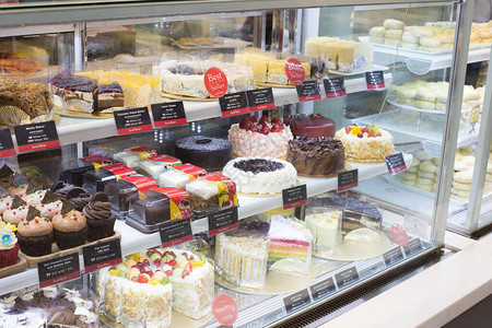 冰箱橱窗展示的许多好看的设计和五颜六色的面包蛋糕图片