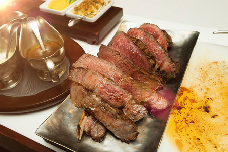 大块生切片和多汁的血红色牛排烧烤融合餐厅咖啡厅的西餐晚图片