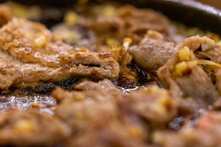 济南美食平底锅上烤肉的特写照片背景