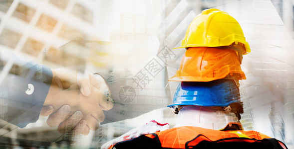 多彩姿的安全建筑工人帽子施工队伍的团队精神必须有素质无论是工程建筑工人工作时戴上头盔背景图片