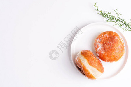 新鲜烘烤的美味自制甜圈糖在白色陶瓷板上闪发图片
