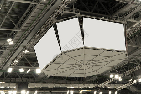 专克皇马！布拉德利防死维尼修斯，极致卡位 干净下铲 造对手黄牌