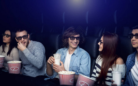 3D眼镜朋友们在电影院享受电影之夜欢乐快图片