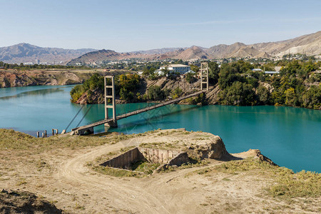 吉尔斯坦塔什库米尔市纳伦河斜拉桥图片