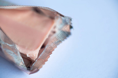 铝箔包装中的甜粉红巧克力棒图片