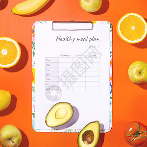 新鲜有机水果和蔬菜烹饪素材的周健康膳食计划图片