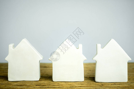 家与爱温馨友好的环境用于房地产规划的木制房屋模型与背景图片