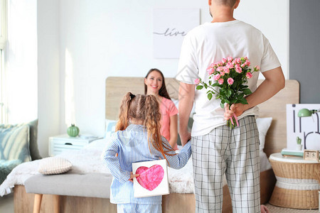 丈夫和小女儿在卧室里向母亲图片