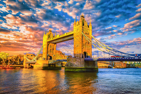 英国伦敦日落时的塔桥图片