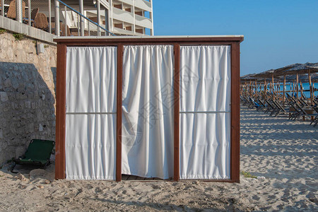海滩上的公共更衣室图片