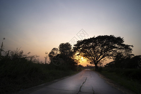 日落Silhouette背景的公路图片图片