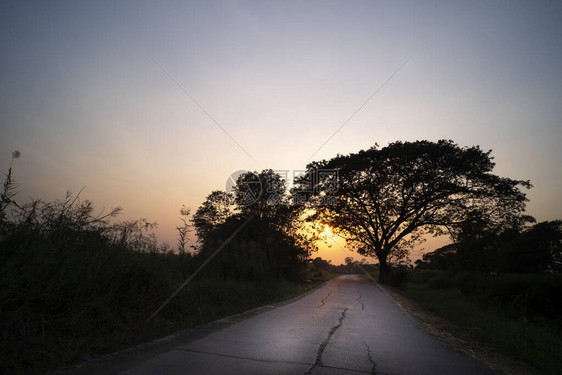 日落Silhouette背景的公路图片图片