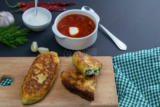 传统的乌克兰俄罗斯宋汤配白酸奶油罗宋汤红甜菜根汤盘在桌子上罗宋汤在上面传统图片
