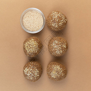 Keto面包是用杏仁面粉和制成的以手图片