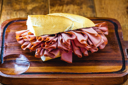 面包配意大利香肠和融化的奶酪质朴的木质背景圣保罗餐著名的面包和来自SoPaulo图片
