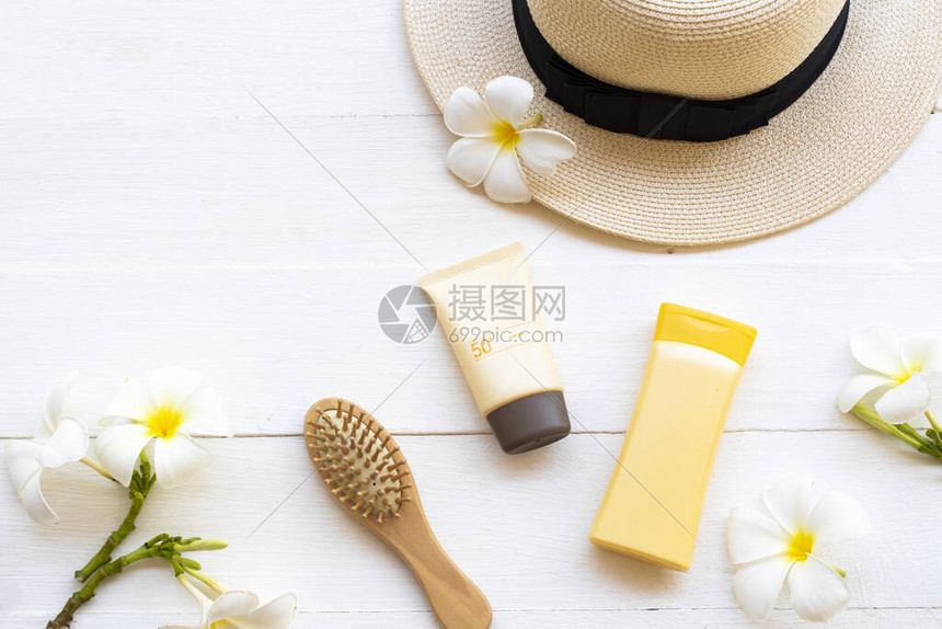 防晒霜spf50化妆品美容化妆用润肤露梳子帽子和花素馨花的生活方式女放松安排平躺式图片