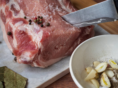 木制桌上的生猪肉和香料在家做烘图片