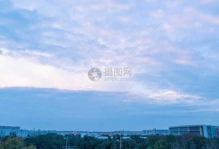 夕阳下的城市风光图片