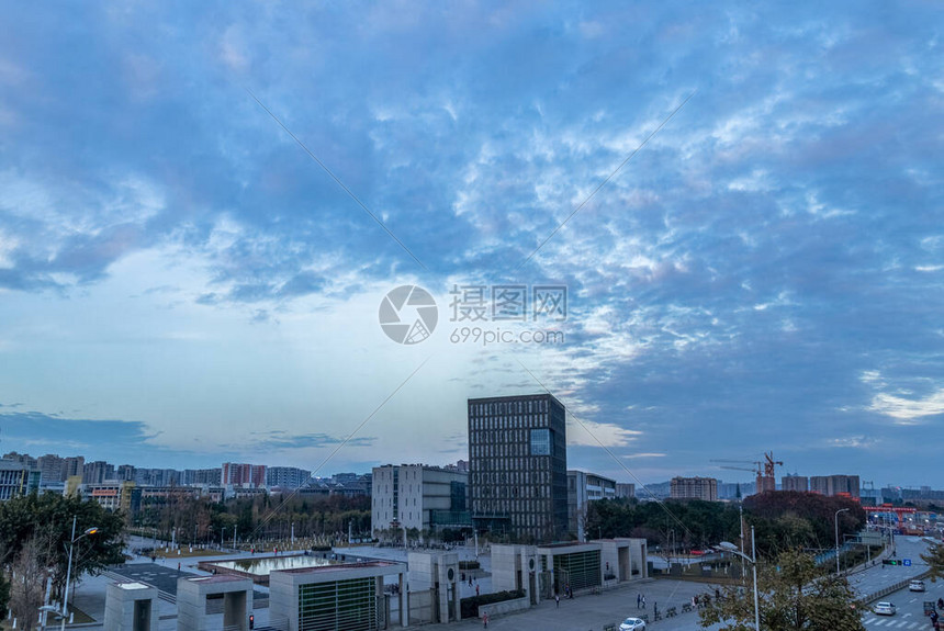 夕阳下的城市风光图片