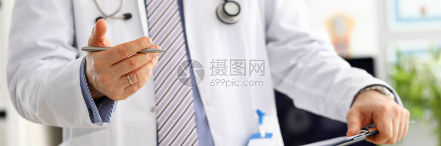 男医学生手拿着银笔在剪贴板垫特写病房查检查911医学计算和统计概念医生图片